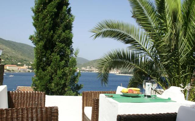 Coastal Apartment in Vis Near sea