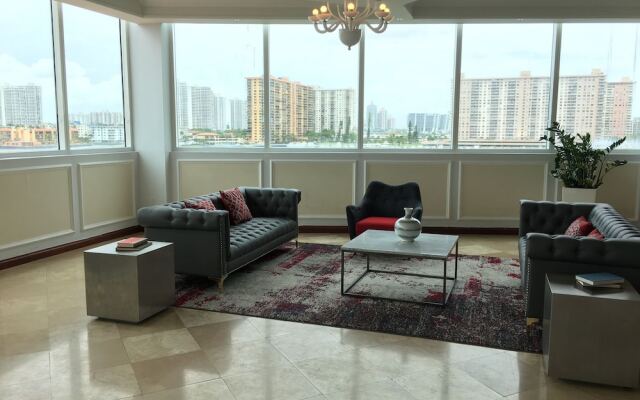 Big Place in Sunny Isles near Beach