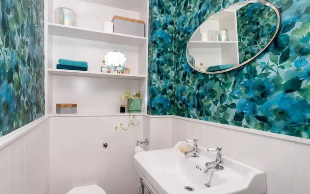 Eclectic 1 Bedroom Apartment in Edinburgh, New Town