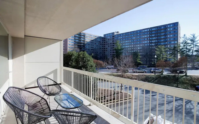 Spacious 2BR Apartment in Crystal City