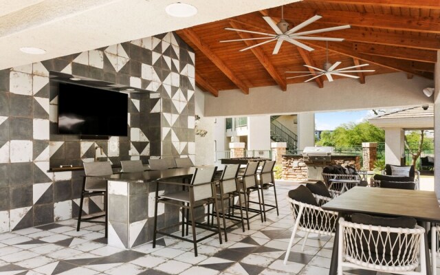 CozySuites at Kierland Commons