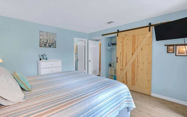 Charming Lakeside Condo - Moments to Lake Fun