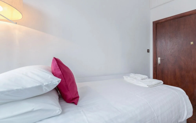 South Ken Apartment by BaseToGo