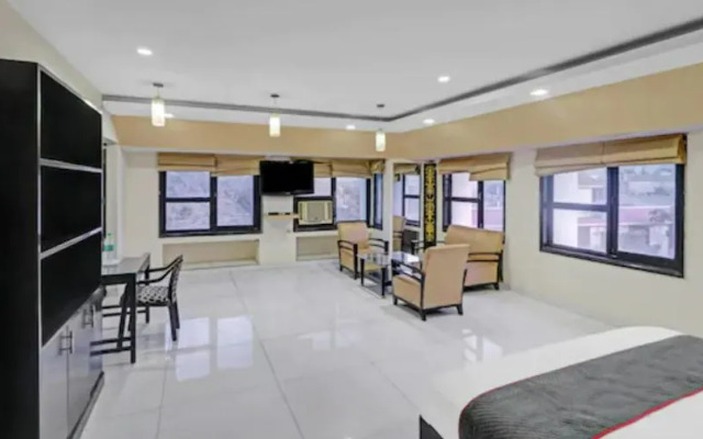 Downtown Travelodge - Blue Moon