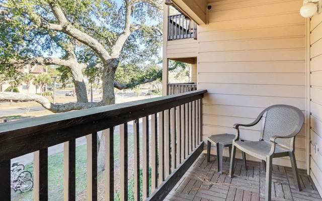 Walk to Beach: Condo w/ Balcony in Hilton Head