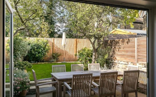 Large and Modern 3 Bedroom Family Home in Earlsfield