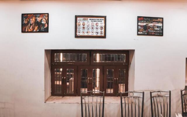 Lucky Restaurant And Guest House