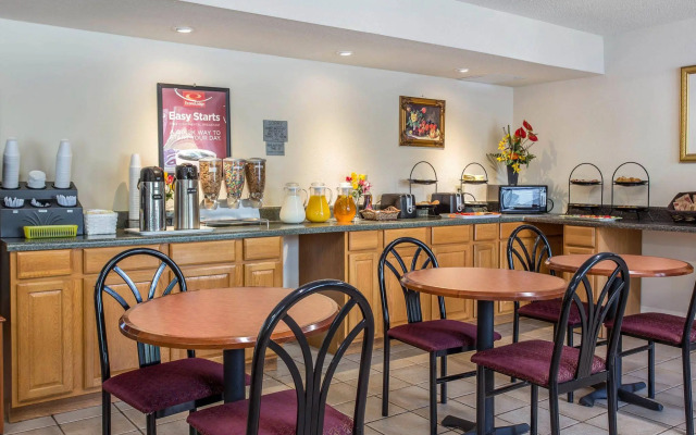 Econo Lodge & Suites Southern Pines - Pinehurst