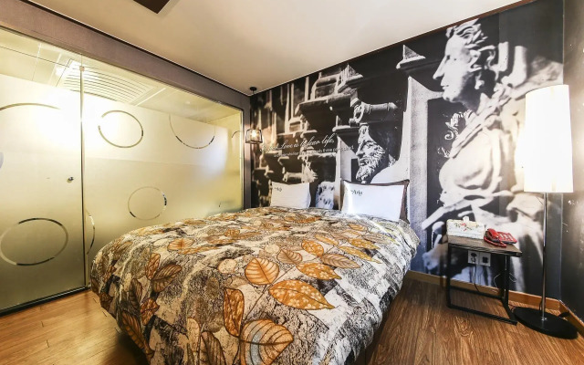 Q Hotel