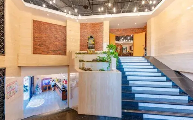 Happy Time Hotel (First Pier of Zhongshan Road Pedestrian Street)