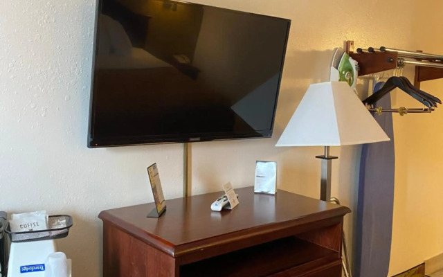 Travelodge by Wyndham La Porte/Michigan City Area