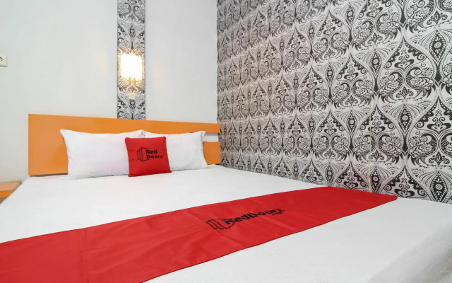 RedDoorz Plus near Hartono Mall