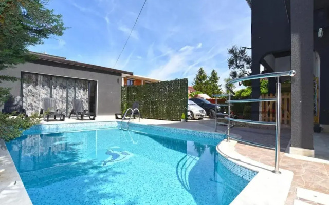 Cozy Apartment With Shared Pool