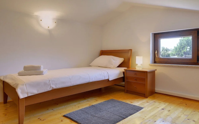 Villa in Peroj With Private Pool & Near Beach