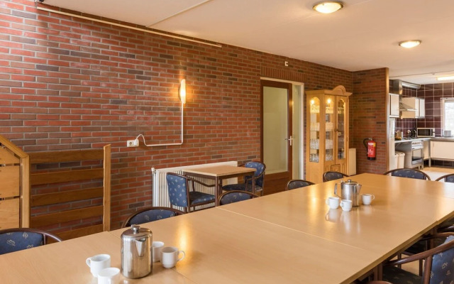 Well Furnished Home for Groups with Fireplace near Water