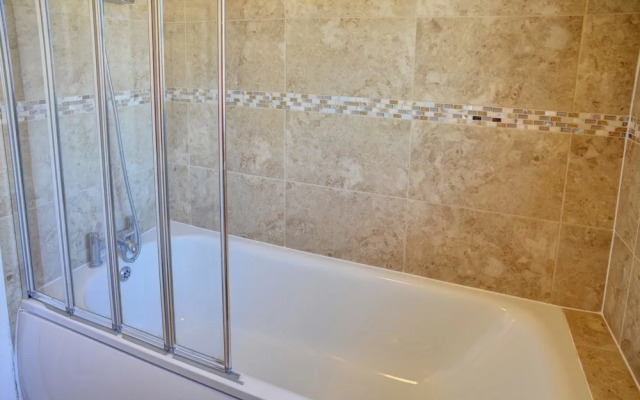 Modern & Spacious - Walk to London Excel- Parking