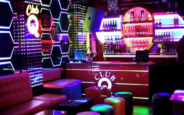 Q Nuts Lounge And Suites