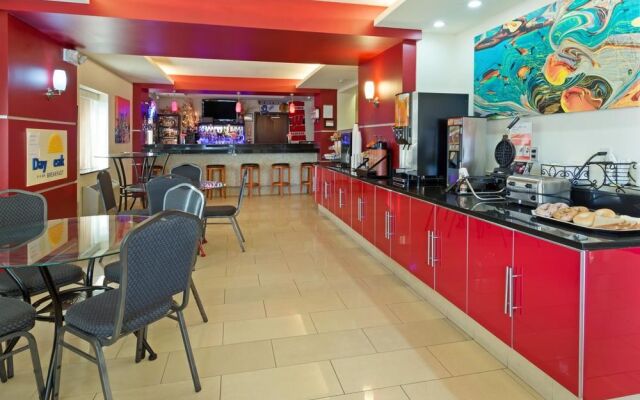 Days Inn & Suites Milwaukee