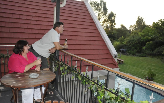Ipe Tombe Guest Lodge