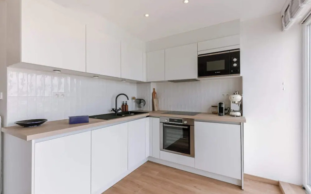 Modern Apartment With Balcony Near City Center