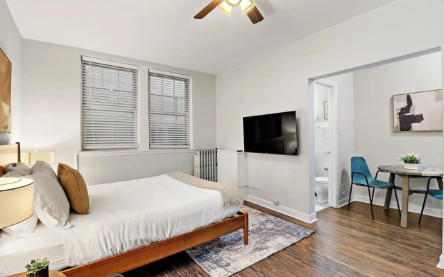 Trendy Studio Apt - Kenwood rep