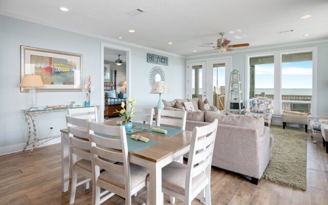 #justawavin' 3 Bedroom Home by RedAwning