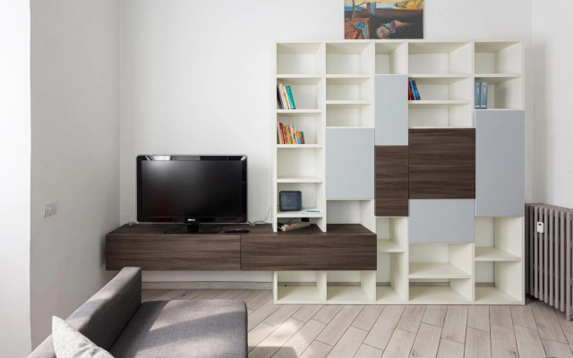 Wide and Bright Apartment next to metro station - Pacini