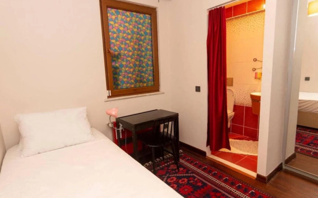 Stylish Home With a Book Collection Near Taksim