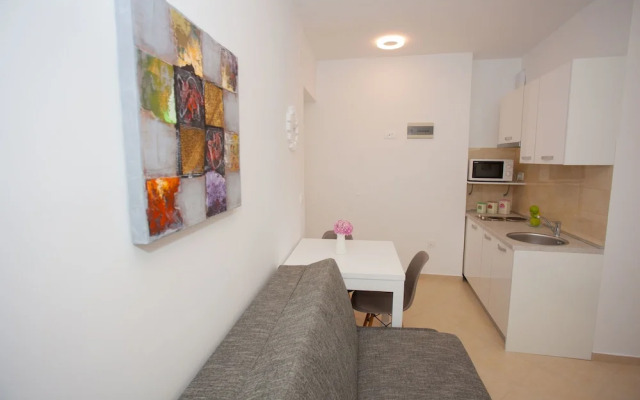 Split Summer Lounge Apartments