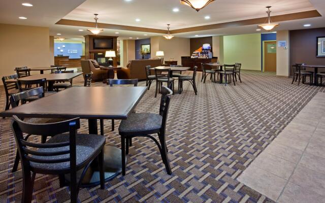 Holiday Inn Express Devils Lake, an IHG Hotel