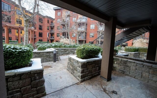 Pool Level 2 Bed, 1 Bath - Unit 371
