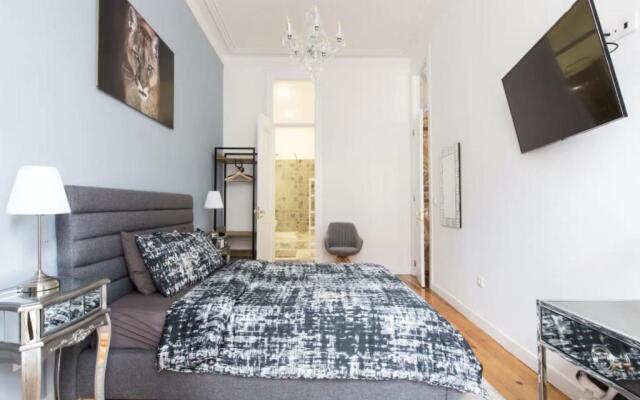 Beautiful 2BR high ceiling/50m from TimeOut market