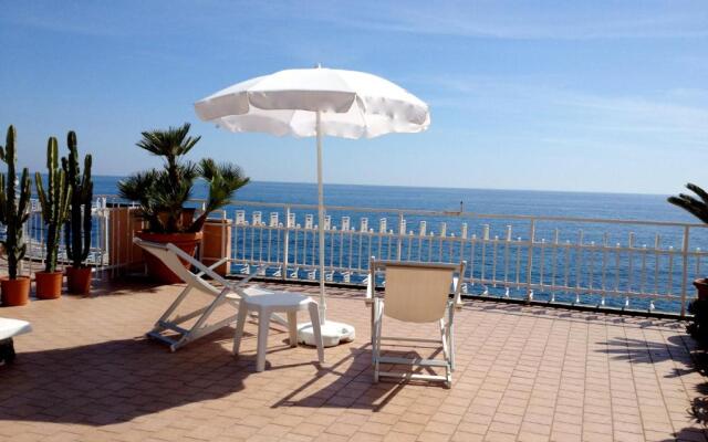 Una terrazza sul mare - Balzi Rossi