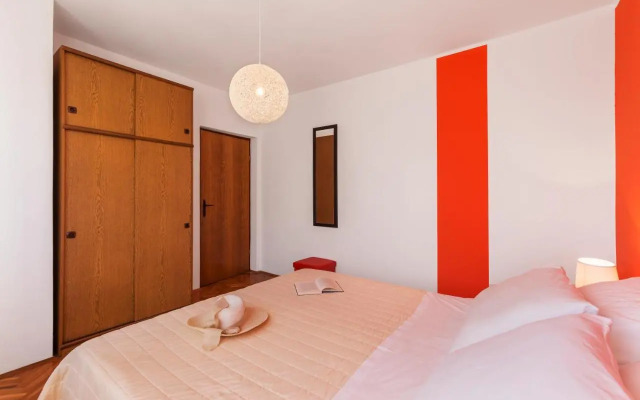 Two bedroom apartment, nice neighborhood, free parking, WiFi