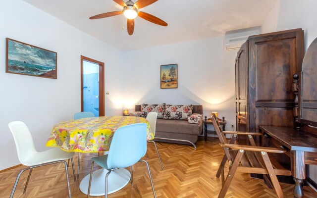 Nice Apartment in Duce With Wifi and 2 Bedrooms