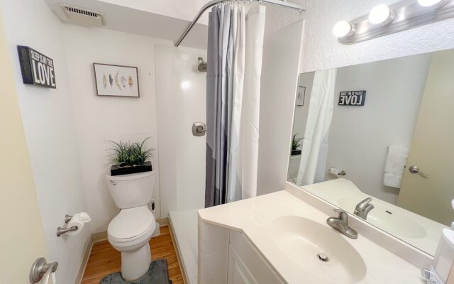 Bright Waikiki Studio Condo by RedAwning