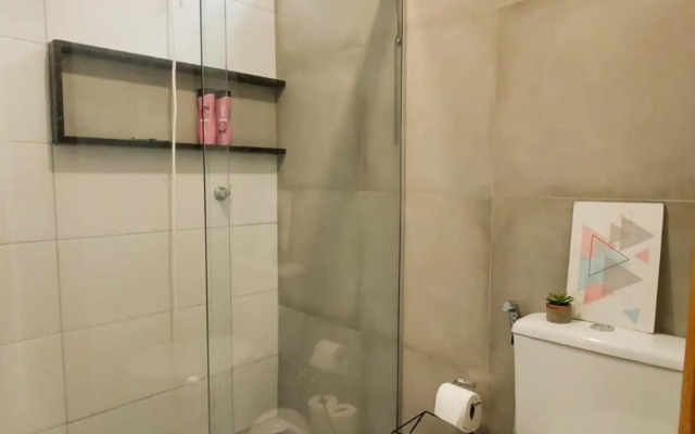 Casa de Tijolinho com Netflix e estacionamento