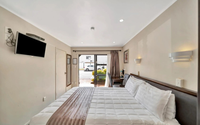 Tudor Court Motor Lodge