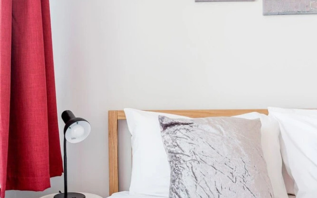 Stylish Riverview Apt with Roof Terrace