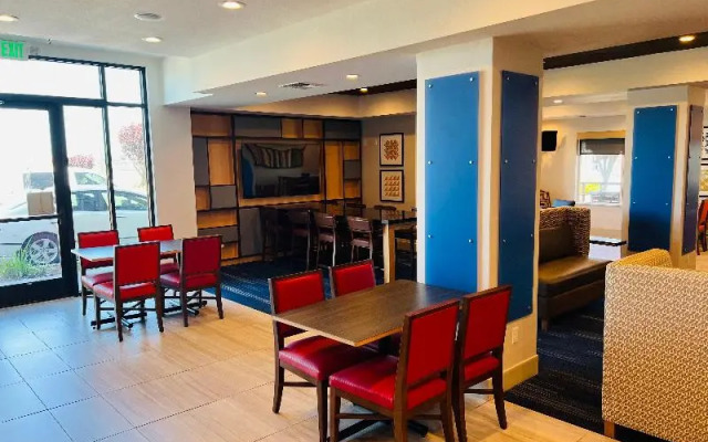 Holiday Inn Express & Suites Salinas