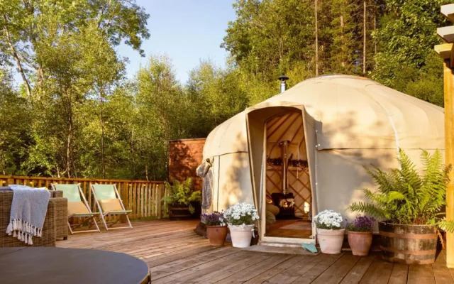 Yurtshire Eavestone Lake