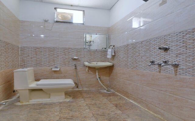 OYO 2061 Hotel New Holiday Inn