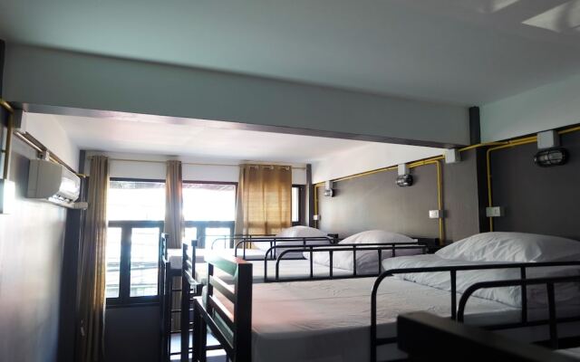 BTS Khaosan Hostel