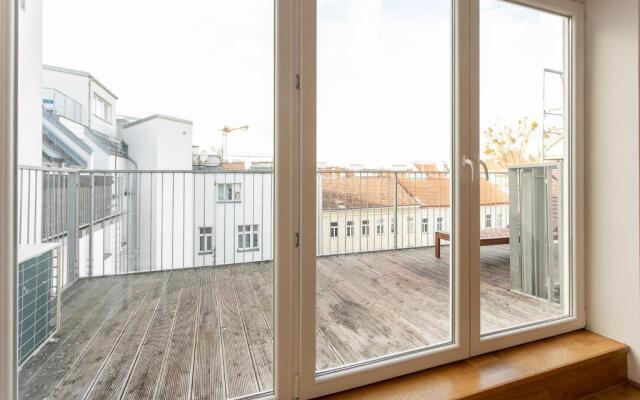Sunny Penthouse with Terrace. DG7