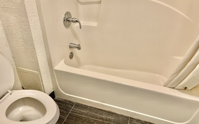 Travelodge Suites by Wyndham MacClenny/I-10