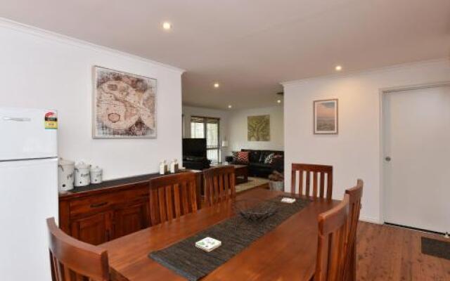 Kangaroo Cottage - cute Accom in bushland setting