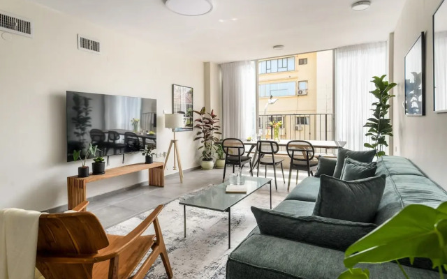 Spacious & Bright 3BR Apt with City View
