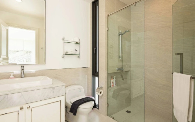 Modern Luxury Poolhaus With Lift