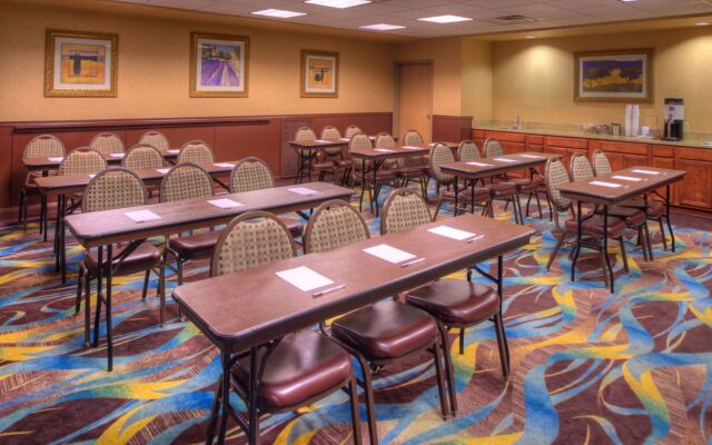 Hampton Inn & Suites Ontario