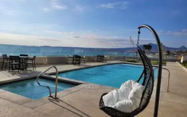 Beachfront Luxury Condo Pool Jacuzzi